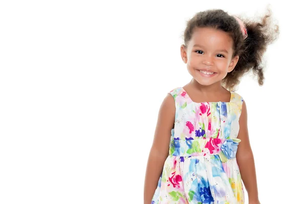 Menina bonito usando um vestido de verão flores — Fotografia de Stock