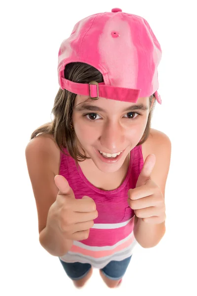 Muchacha adolescente divertida usando una gorra de béisbol haciendo un cartel de pulgares arriba — Foto de Stock