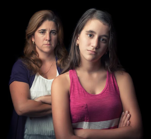 Adolescente et sa mère triste et en colère — Photo