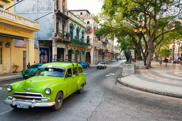 Antiguo coche americano en la famosa calle El Prado en la Habana Vieja — Foto de Stock