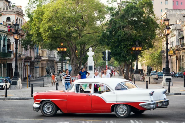 Pessoas e tráfego no famoso El Prado Boulevard em Havana Velha — Fotografia de Stock