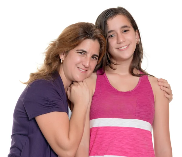 Spansktalande mamma kramar sin tonåriga dotter isolerad på vit — Stockfoto