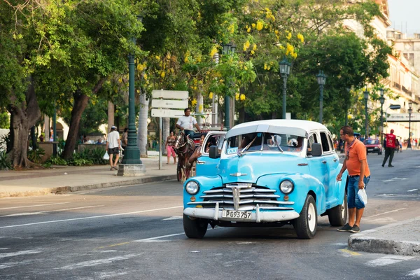 En man frågar efter en tur i en gammal amerikansk bil fortfarande används som taxi i Gamla Havanna — Stockfoto