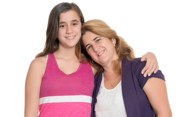 Spansktalande tonårig flicka kramar mamma isolerad på vit — Stockfoto