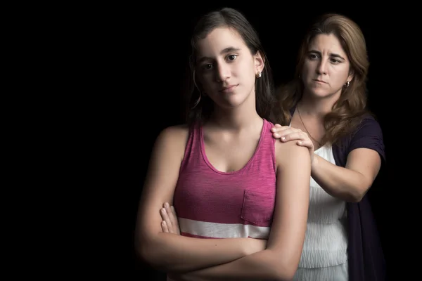 Triste menina adolescente com sua mãe oferecendo ajuda — Fotografia de Stock