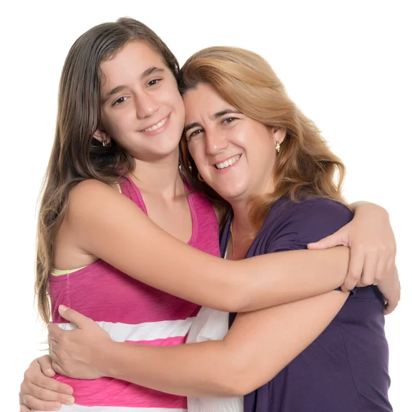 Spansktalande tonårig flicka kramar hennes mor isolerad på vit — Stockfoto