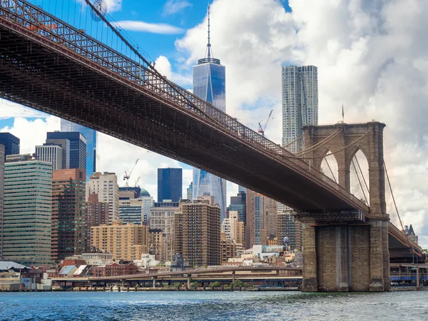 El horizonte de Manhattan y el puente de Brooklyn — Foto de Stock