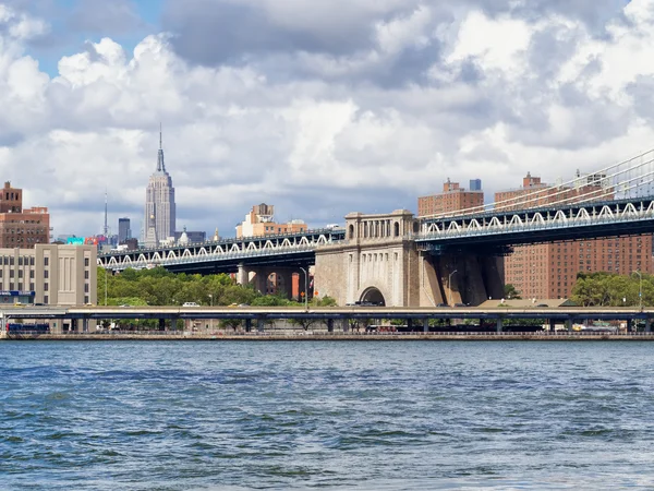 The Manhattan Bridge and The Empire State Building — Stock Photo, Image