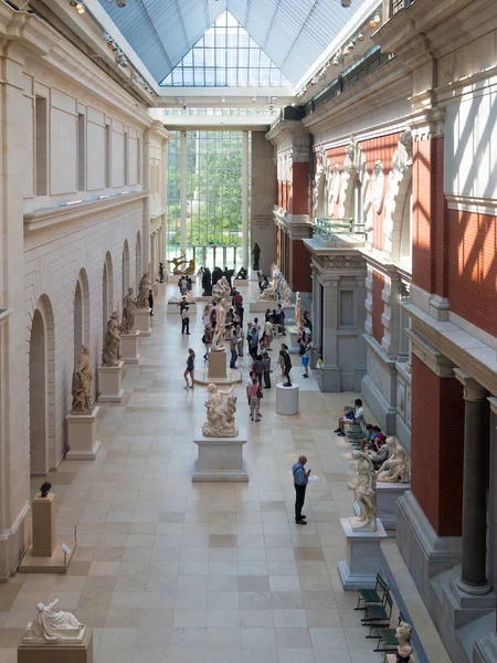 Bezoekers in het Metropolitan Museum in New York — Stockfoto