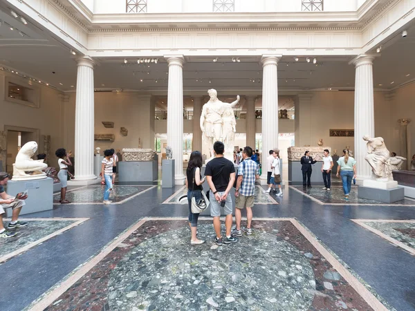 Visitatori del Metropolitan Museum di New York — Foto Stock