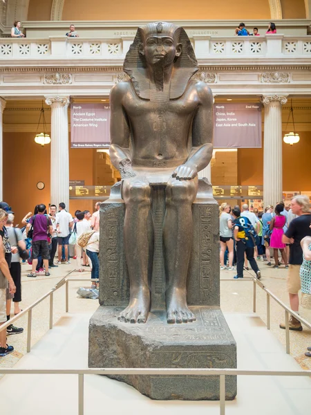 Sculpture of a pharaoh at The Met in New York — Stock Photo, Image