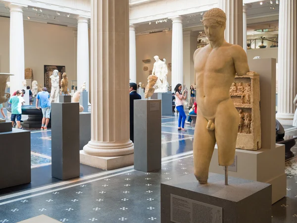 人们欣赏古典艺术在纽约大都会博物馆 — 图库照片