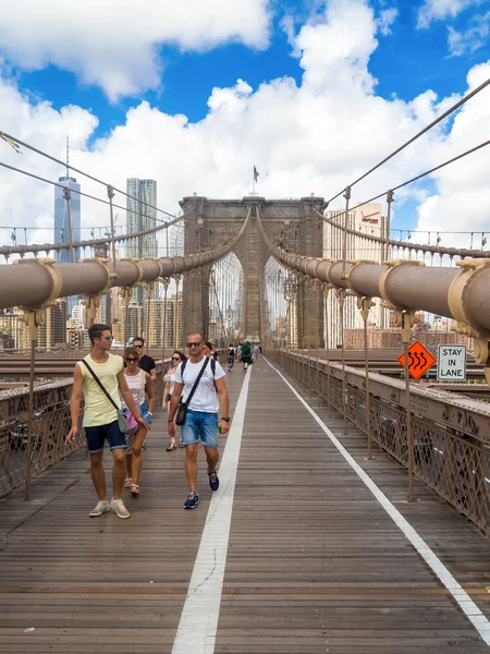 Туристи на Бруклінський міст в Нью-Йорку — стокове фото