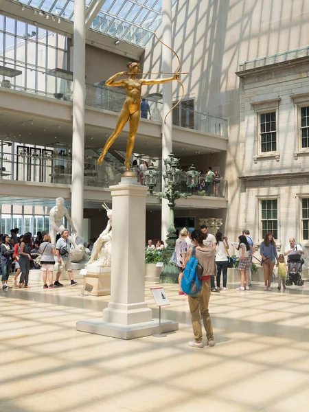 Gouden standbeeld van Diana in het Metropolitan Museum in New York — Stockfoto