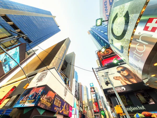 Felhőkarcoló és a New York-i Times Square hirdetőtáblákon — Stock Fotó