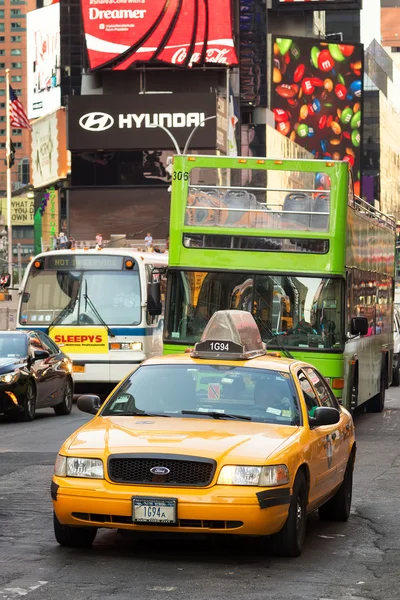 뉴욕 노란 택시 시간에 광장 — 스톡 사진