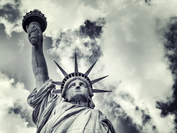 La Estatua de la Libertad con un cielo dramático — Foto de Stock