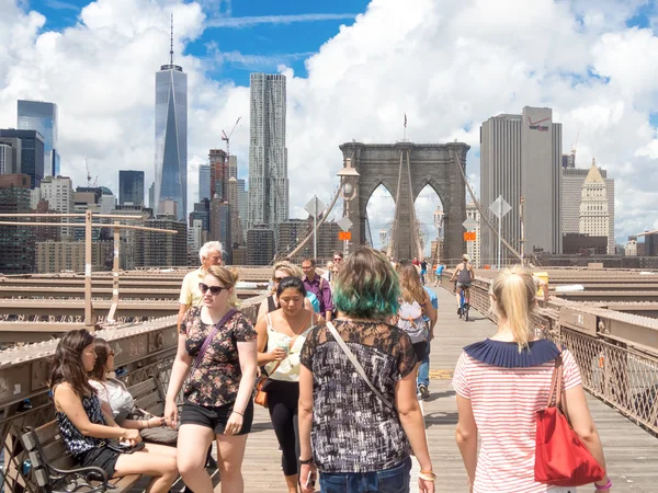 Нью-Йорк, США - Сер 19,2015: місцевих жителів і туристів, перетинаючи Бруклінський міст гарне літо daypeople перетину Бруклінський міст в Нью-Йорку — стокове фото