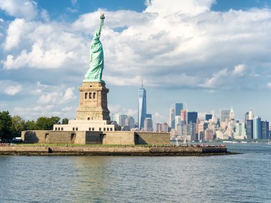 Özgürlük Anıtı'nın New York skyline ile