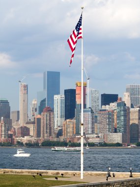 New York skyline bir Amerikan bayrağı ile