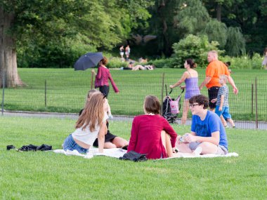 Genç arkadaşlar Manhattan'daki Central Park'ta büyük Lawn kamp