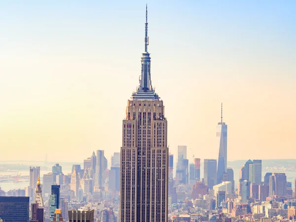 Puesta de sol sobre Nueva York con el Empire State Building — Foto de Stock