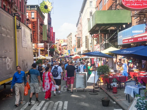 Turistas y lugareños en el colorido Little Italy en Nueva York — Foto de Stock