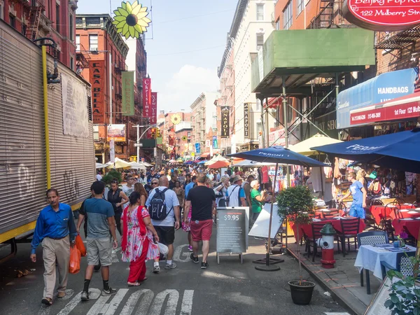 Turisták és a helybeliek színes Little Italy, New York-i — Stock Fotó