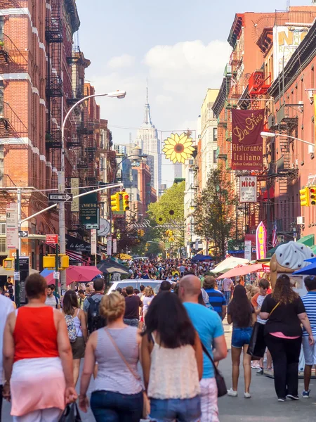 Turisták és a helybeliek színes Little Italy, New York-i — Stock Fotó