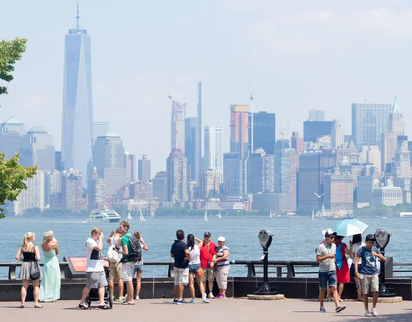 Touristes admirant les toits de Manhattan depuis Liberty Island — Photo