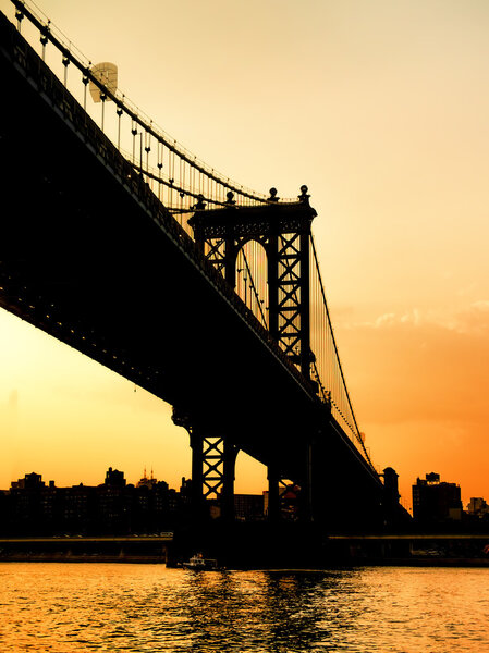 Silohuette of the Manhattan Bridge in New York at sunset