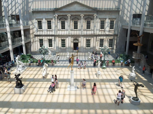 ニューヨークのメトロポリタン美術館で古典的な彫刻 — ストック写真