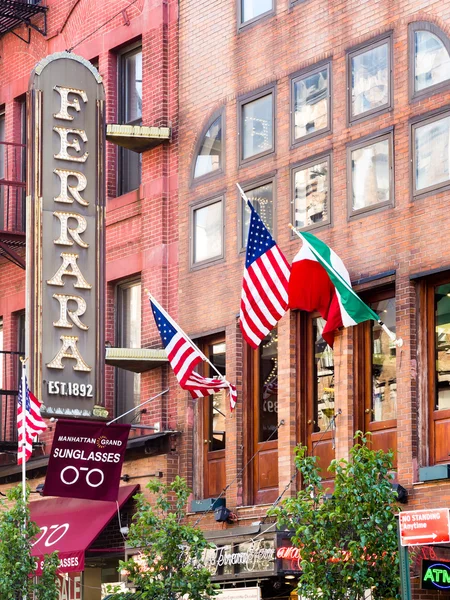 Restaurant and italian flags at little Italy in New York City — Stock Photo, Image