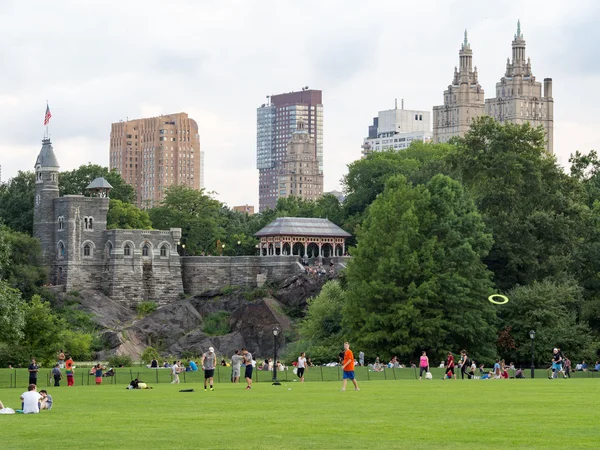 Emberek, a New York-i Central Park, kilátással a Belvedere kastély — Stock Fotó