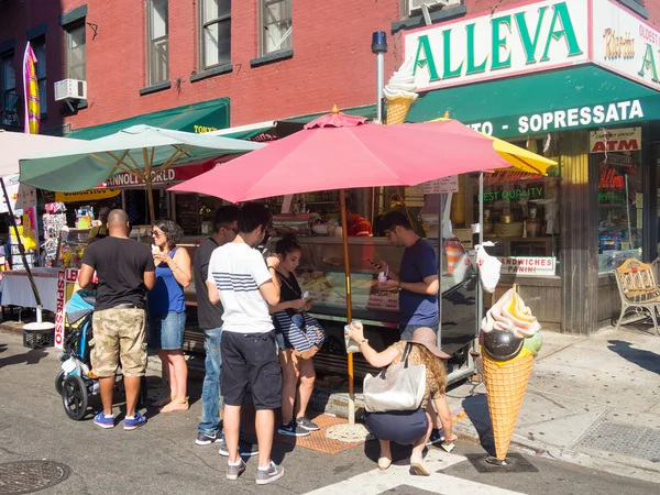 Embereket buying a Little Italy, New York-i gelatto — Stock Fotó