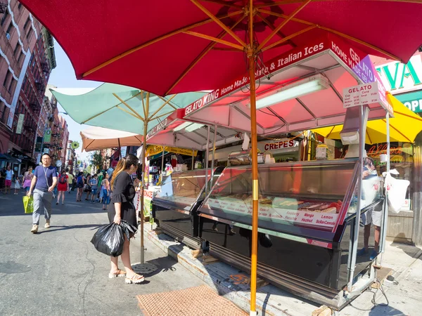 Les gens qui achètent du gelatto chez Little Italy à New York — Photo