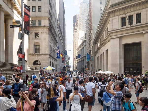 Turistas en Wall Street cerca del Federal Hall en Manhattan — Foto de Stock