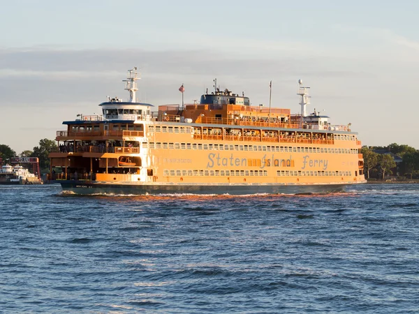 A balsa de Staten Island no porto de Nova York — Fotografia de Stock