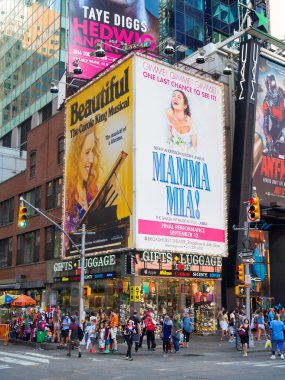 Times Square New York City yakınındaki sokak sahne