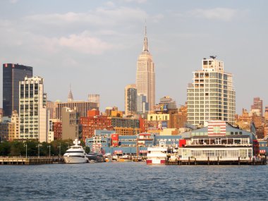 Empire State ile New York'ta Hudson Nehri limanda