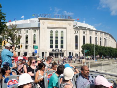 Torists New York'ta Yankee Stadyumu'nda arıyorsunuz bir otobüs