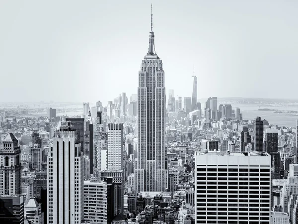 New York City z Empire State Building na pierwszym planie — Zdjęcie stockowe