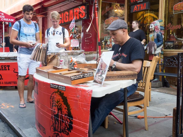 Man voorbereiding handgemaakte sigaren in Little Italy, New York City — Stockfoto