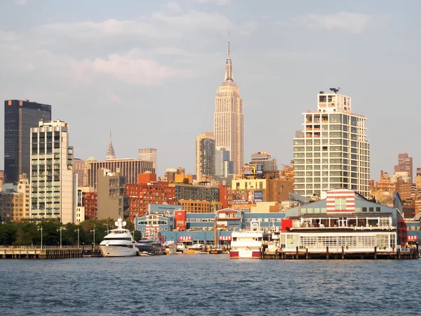 The docks at the Hudson river in New York with the Empire State — Stock Photo, Image