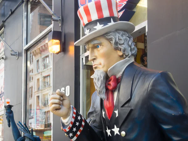 Tio Sam figura ao lado de uma loja de lembranças em Nova York — Fotografia de Stock