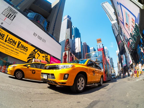 노란색 택시와 네온 불빛 때때로 뉴욕 시티 광장 — 스톡 사진