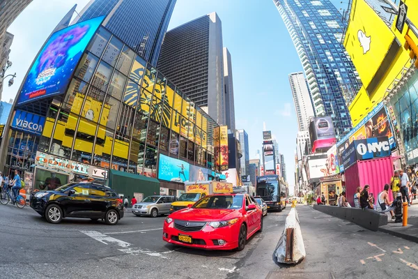 Tráfego e luzes de néon na Times Square, em Nova York — Fotografia de Stock