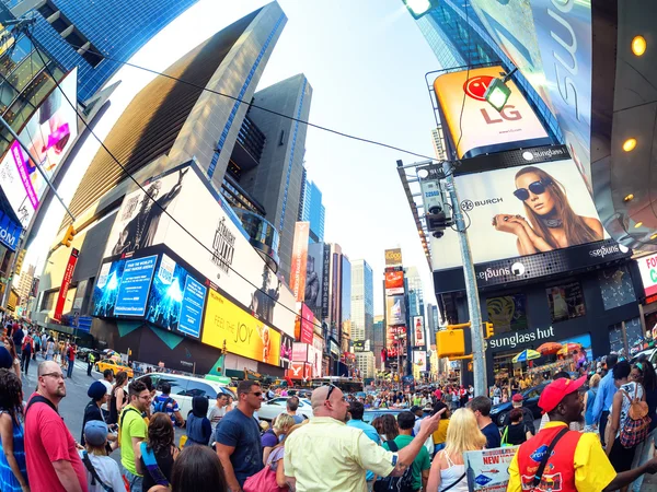 Turistas y lugareños se congregan en el famoso Times Square de Nueva York —  Fotos de Stock