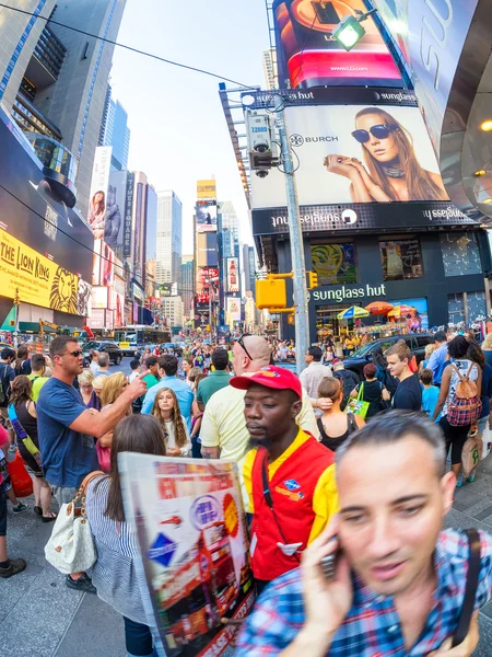 Turistas e moradores locais se reúnem na famosa Times Square, em Nova York — Fotografia de Stock