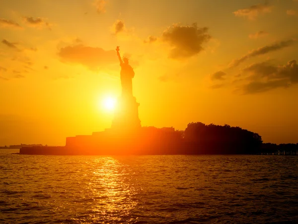 Статуя свободи на заході сонця — стокове фото